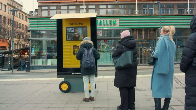 McDonald's convierte un mupi digital en un food truck en su nueva campaña 1 mcdonalds food truck billboard
