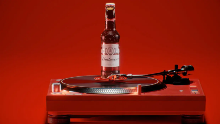 Budweiser lanza posavasos de vinilo que funcionan en la mayoría de los tocadiscos 1 Budweiser lanza posavasos de vinilo que funcionan en la mayoría de los tocadiscos