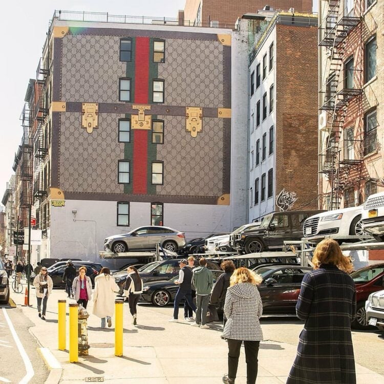 Gucci apuesta por publicidad exterior pintada a mano en Nueva York