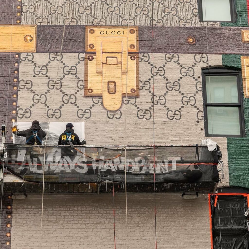 Gucci apuesta por publicidad exterior pintada a mano en Nueva York