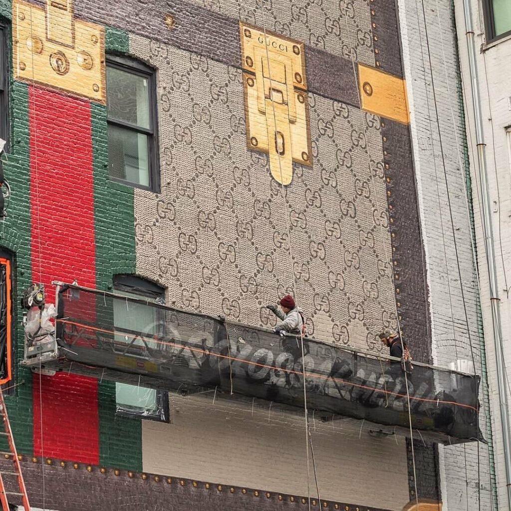 Gucci apuesta por publicidad exterior pintada a mano en Nueva York
