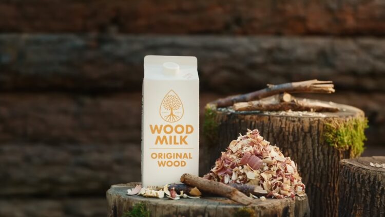 La estrella de White Lotus, Aubrey Plaza, aparece en el anuncio y camina por los huertos de "Wood Milk" mientras les asegura a los espectadores que su leche artesanal es la mejor. Sin embargo, pronto revela que el producto no existe.