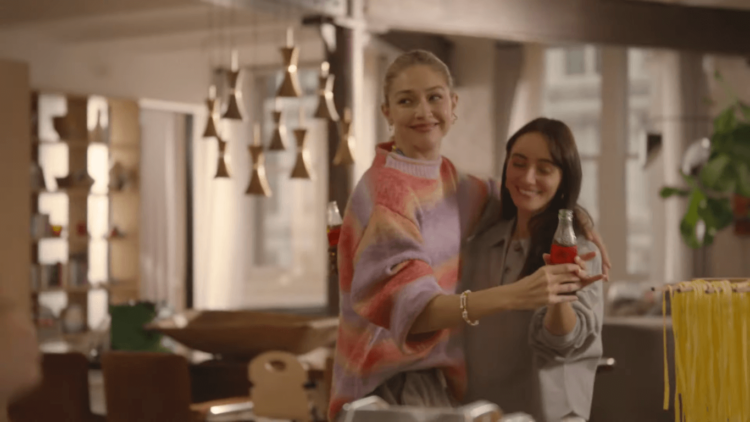 Gigi Hadid cocina una pasta casera en nueva campaña de Coca-Cola 1 Gigi Hadid cocina una pasta casera en nueva campaña de Coca-Cola