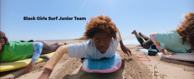 Surfistas afrodescendientes protagonizan anuncio de McDonald's a pocos días del estreno de La Sirenita 1 Surfistas afrodescendientes protagonizan anuncio de McDonald's a pocos días del estreno de La Sirenita