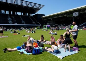 Club ofrece un pícnic sobre el césped de su estadio para agradecer a los hinchas 8 Club ofrece un pícnic sobre el césped de su estadio para agradecer a los hinchas