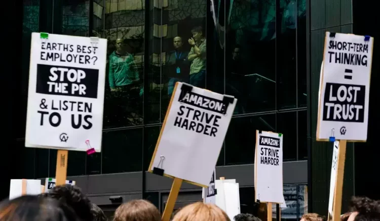 Empleados de Amazon protestan por el fin del home office