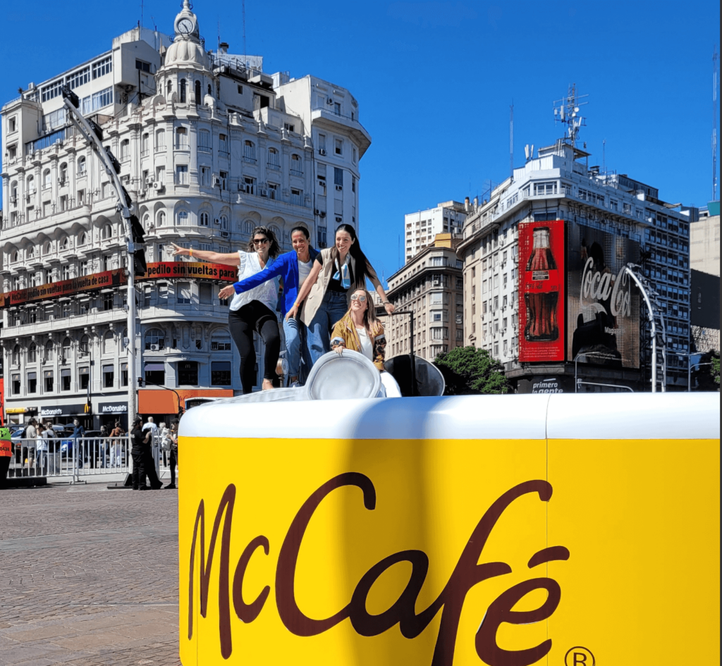 McCafé sorprendió a los argentinos con un vaso de café gigante en el Obelisco 2 CAS McCafe 1
