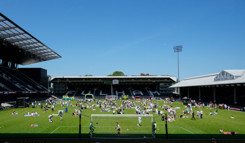 Club ofrece un pícnic sobre el césped de su estadio para agradecer a los hinchas