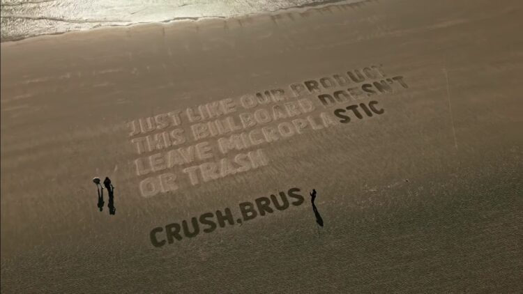 Crean valla publicitaria en la arena de una playa para abordar el problema del plástico