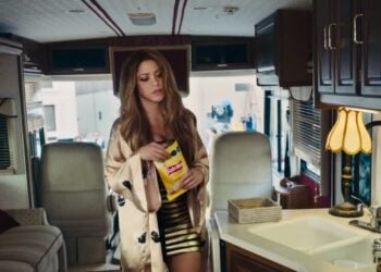 Shakira escapa de un momento de agobio en el último anuncio de Lay’s