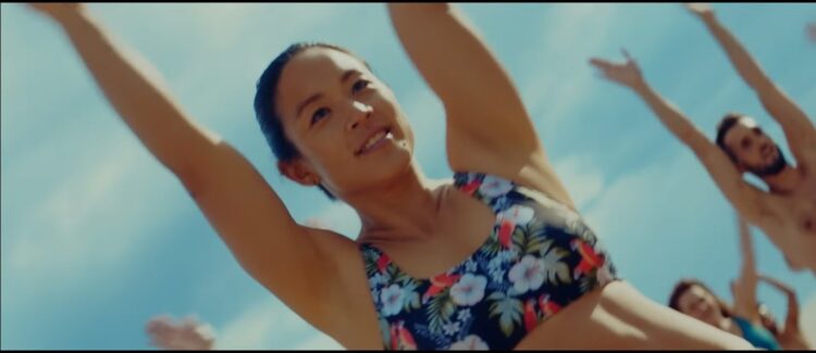 Médicos hacen yoga para comunicar los beneficios de la actividad física al ritmo de “I like to move it”