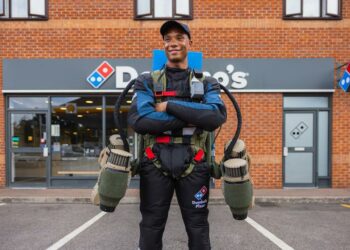 Domino's Pizza utiliza “traje volador” para entregar sus productos en festival de música