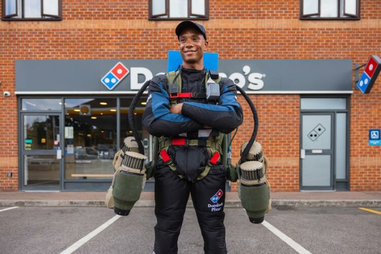 Domino's Pizza utiliza “traje volador” para entregar sus productos en festival de música