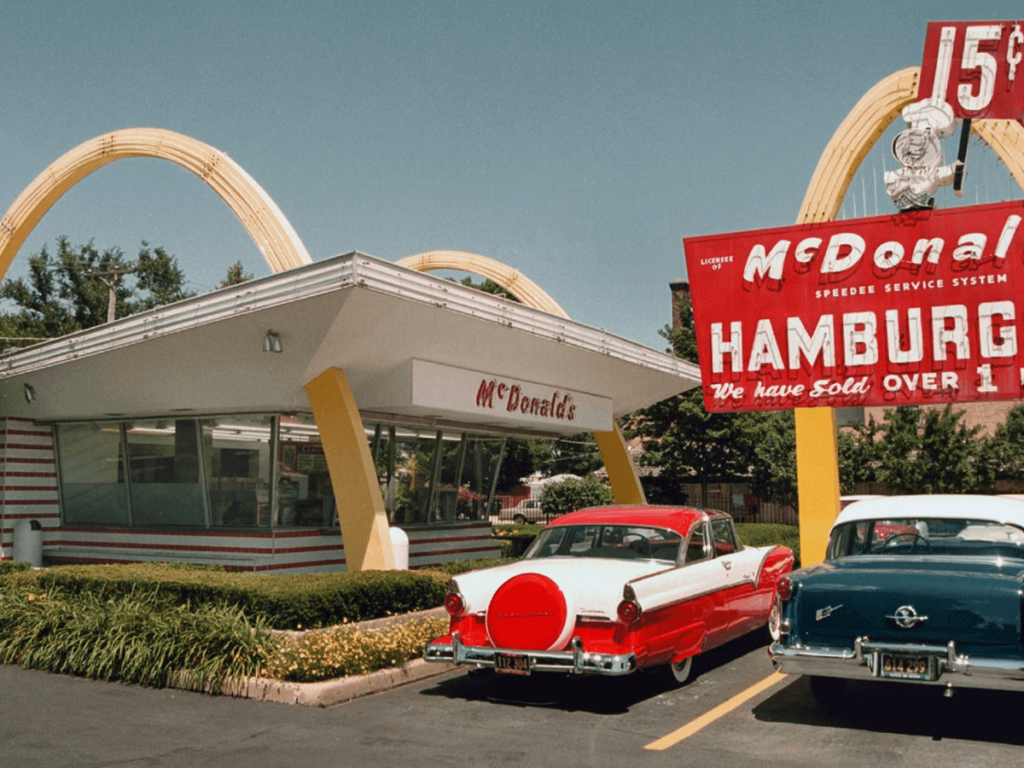 Locales de ‘fast food’: la evolución de buscar destacar para brindar una experiencia 2 Local McDonals's