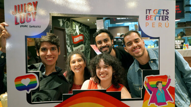 Juicy Lucy se une nuevamente a It Gets Better para mejorar la vida de los jóvenes LGBTQ+ en Perú 1 jucy 1