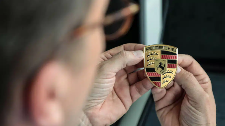 Porsche renueva su logo en el marco del 75º aniversario de sus coches deportivos
