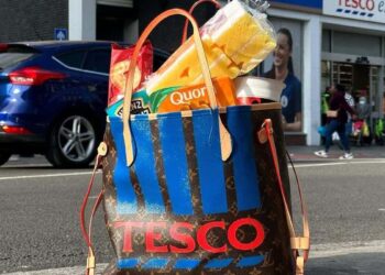 Bolso de Louis Vuitton lleno de artículos de primera necesidad critica la inflación en Reino Unido