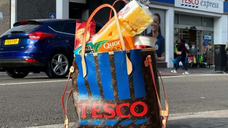 Bolso de Louis Vuitton lleno de artículos de primera necesidad critica la inflación en Reino Unido