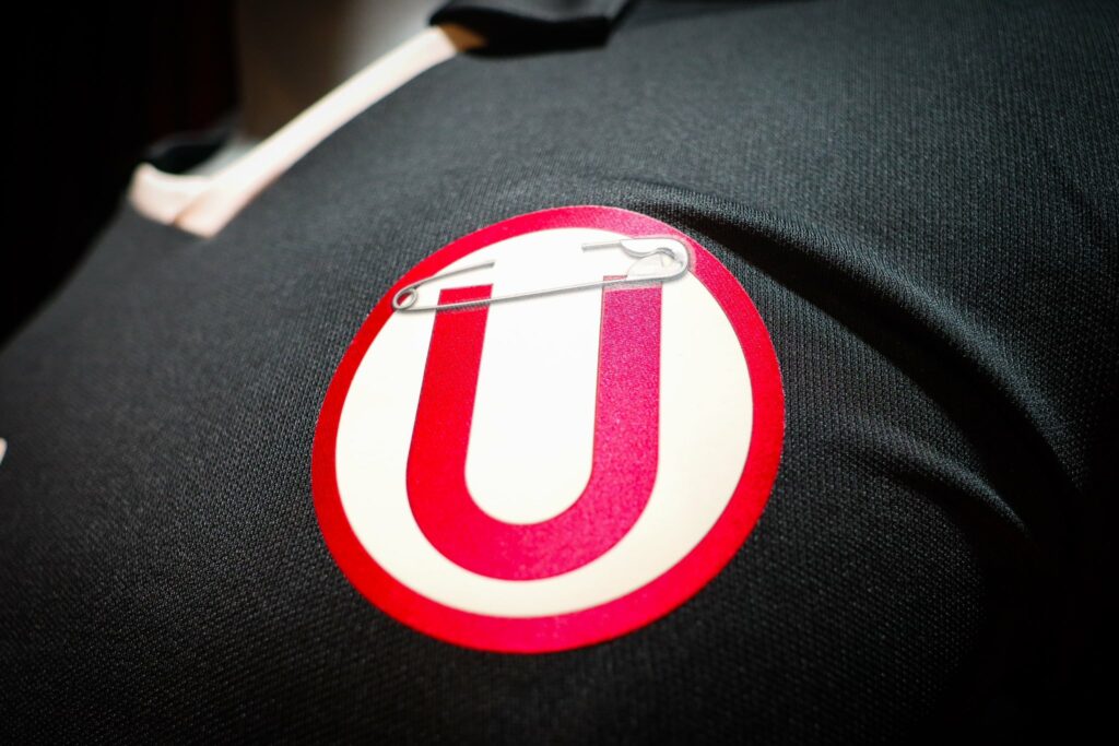 ¿Por qué la camiseta por el aniversario 99 de Universitario tiene un imperdible?