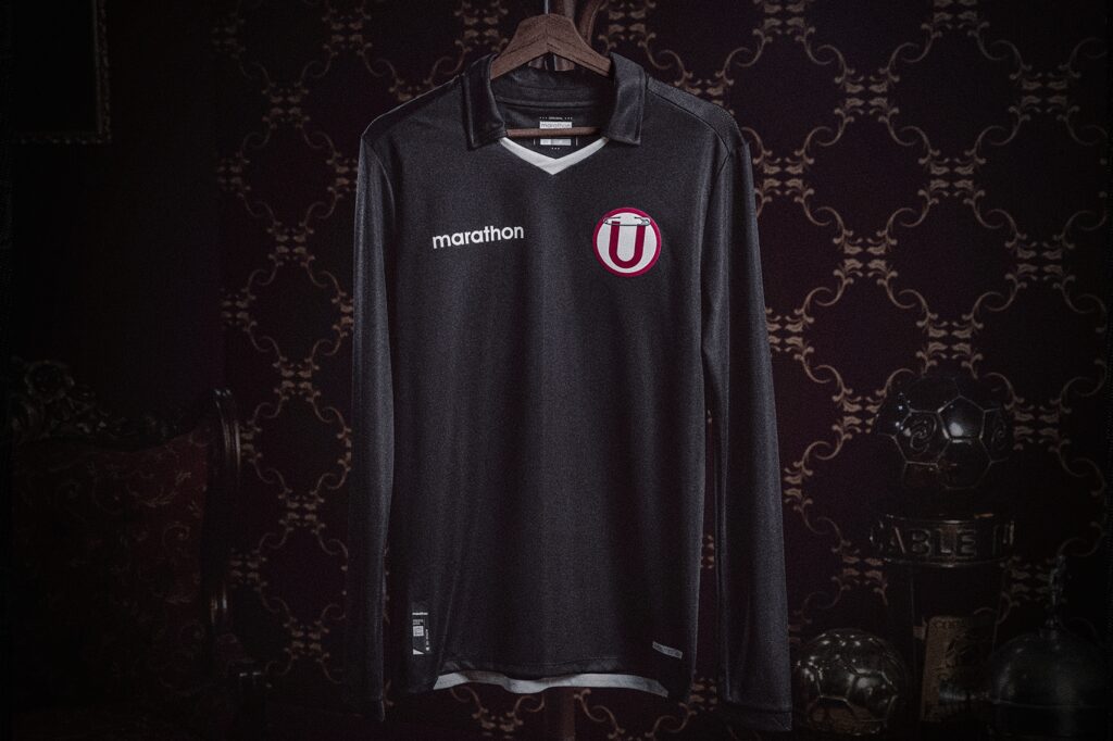 ¿Por qué la camiseta por el aniversario 99 de Universitario tiene un imperdible?