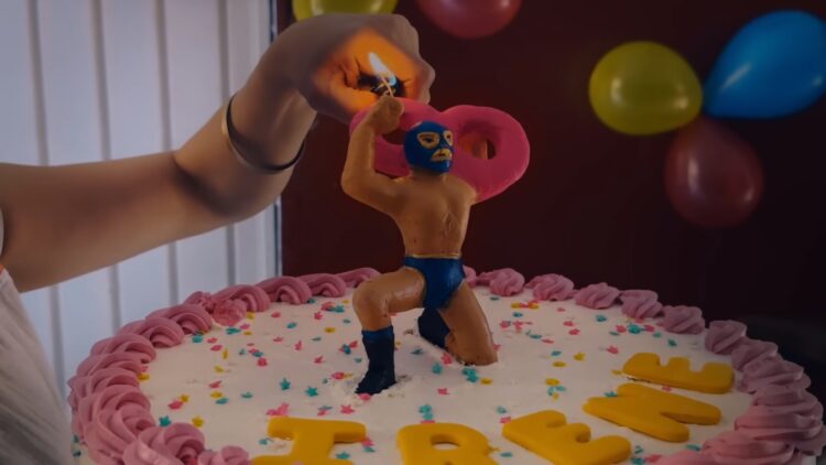 Una piñata se convierte en un monstruo en el nuevo cortometraje de Apple