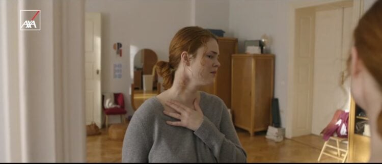 Este spot retrata los riesgos que enfrentan las mujeres desde el nacimiento hasta la adultez