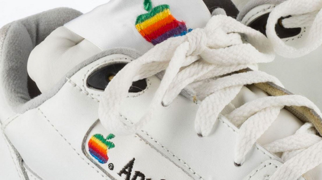 Fuera de la tecnología: las zapatillas de Apple que se subastan por 50 mil dólares