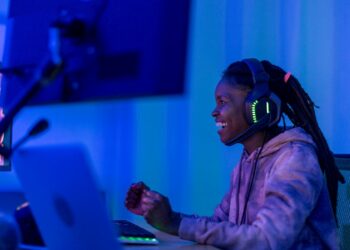 Sony patenta sistema de asistencia en tiempo real paramejorar la experiencia en los videojuegosEl sistema propuesto por Sony busca satisfacer una necesidadcomún entre los jugadores que, cuando se encuentran atascados en una fase o necesitanorientación, se ven obligados a detener el juego y recurrir a la búsqueda detrucos y consejos en internet. En Estados Unidos, Sony ha registrado una patente para un sistemade asistencia en tiempo real destinado a mejorar la experiencia de juego de losusuarios. La compañía pretende ofrecer a los gamers una guía y apoyo deexpertos durante sus partidas, especialmente cuando se enfrentan a dificultadeso dudas sobre cómo avanzar en un nivel o superar un obstáculo.El sistema propuesto por Sony busca satisfacer una necesidadcomún entre los jugadores que, cuando se encuentran atascados en una fase o necesitanorientación, se ven obligados a detener el juego y recurrir a la búsqueda detrucos y consejos en internet. La solución patentada por Sony podría evitar quelos jugadores interrumpan o abandonen el juego en busca de respuestas.“Con una mayor potencia de procesamiento, los videojuegos seestán volviendo más complejos y expansivos. Sin embargo, con la crecientecomplejidad, a los usuarios les puede resultar cada vez más difícil navegar y/ocompletar el videojuego”, señala la compañía en el documento. Asimismo, Sony indicaque, en algunos casos, la incapacidad para continuar adelante puede generarfrustración en el jugador y que este acabe abandonando el juego.Según el documento publicado, el sistema recibiría lassolicitudes de asistencia de los jugadores y los conectaría con expertosdisponibles que les brindarían orientación en función de su ubicación en eljuego. En caso de que no haya expertos disponibles, el sistema proporcionaríavídeos pregrabados que ofrecerían soluciones a los desafíos planteados.El objetivo principal de esta iniciativa de Sony es mejorarla integración de la búsqueda de guías y explicaciones dentro del propio juego,con el fin de mejorar la experiencia de los jugadores. En caso de llevarse acabo, esta funcionalidad representaría una evolución de la opción "GameHelp" disponible en la PlayStation 5, donde los usuarios pueden acceder avideos y explicaciones sobre acciones y etapas específicas de los videojuegos.Sin embargo, es importante destacar que el registro de lapatente no garantiza que la solución se convierta en una realidad o que Sonyesté trabajando actualmente en su desarrollo. Es posible que la solicitud depatente sea simplemente una medida para proteger legalmente la idea de lacompañía de cara al futuro.