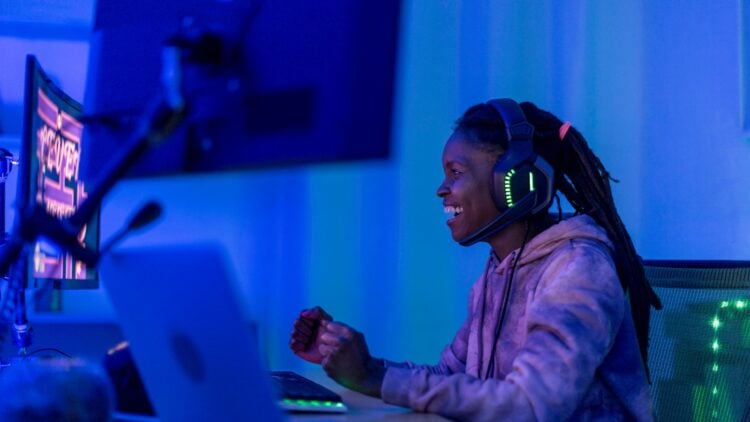 Sony patenta sistema de asistencia en tiempo real paramejorar la experiencia en los videojuegosEl sistema propuesto por Sony busca satisfacer una necesidadcomún entre los jugadores que, cuando se encuentran atascados en una fase o necesitanorientación, se ven obligados a detener el juego y recurrir a la búsqueda detrucos y consejos en internet. En Estados Unidos, Sony ha registrado una patente para un sistemade asistencia en tiempo real destinado a mejorar la experiencia de juego de losusuarios. La compañía pretende ofrecer a los gamers una guía y apoyo deexpertos durante sus partidas, especialmente cuando se enfrentan a dificultadeso dudas sobre cómo avanzar en un nivel o superar un obstáculo.El sistema propuesto por Sony busca satisfacer una necesidadcomún entre los jugadores que, cuando se encuentran atascados en una fase o necesitanorientación, se ven obligados a detener el juego y recurrir a la búsqueda detrucos y consejos en internet. La solución patentada por Sony podría evitar quelos jugadores interrumpan o abandonen el juego en busca de respuestas.“Con una mayor potencia de procesamiento, los videojuegos seestán volviendo más complejos y expansivos. Sin embargo, con la crecientecomplejidad, a los usuarios les puede resultar cada vez más difícil navegar y/ocompletar el videojuego”, señala la compañía en el documento. Asimismo, Sony indicaque, en algunos casos, la incapacidad para continuar adelante puede generarfrustración en el jugador y que este acabe abandonando el juego.Según el documento publicado, el sistema recibiría lassolicitudes de asistencia de los jugadores y los conectaría con expertosdisponibles que les brindarían orientación en función de su ubicación en eljuego. En caso de que no haya expertos disponibles, el sistema proporcionaríavídeos pregrabados que ofrecerían soluciones a los desafíos planteados.El objetivo principal de esta iniciativa de Sony es mejorarla integración de la búsqueda de guías y explicaciones dentro del propio juego,con el fin de mejorar la experiencia de los jugadores. En caso de llevarse acabo, esta funcionalidad representaría una evolución de la opción "GameHelp" disponible en la PlayStation 5, donde los usuarios pueden acceder avideos y explicaciones sobre acciones y etapas específicas de los videojuegos.Sin embargo, es importante destacar que el registro de lapatente no garantiza que la solución se convierta en una realidad o que Sonyesté trabajando actualmente en su desarrollo. Es posible que la solicitud depatente sea simplemente una medida para proteger legalmente la idea de lacompañía de cara al futuro.