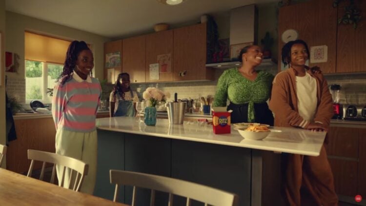 Ritz lanza campaña que captura el caos de las visitas que llegan con mucha anticipación 1 Ritz lanza campaña que captura el caos de las visitas que llegan con mucha anticipación