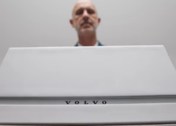 ¿Un spot estilo unboxing?