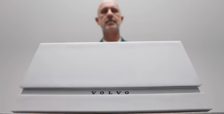 ¿Un spot estilo unboxing?