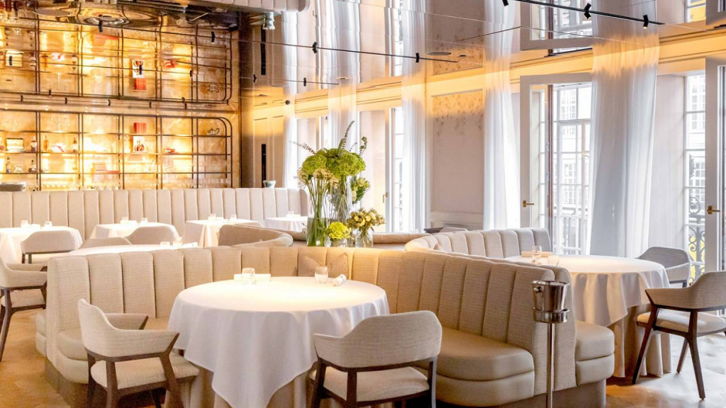 Inglaterra: restaurante aplica ‘gasto mínimo’ para que comensales solos paguen el doble