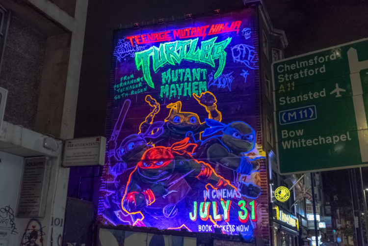 Crean enorme mural con luz UV para promocionar la última película de las Tortugas Ninja