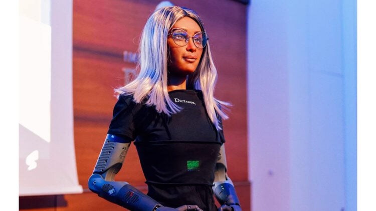 Conoce a Mika, la primera robot CEO hecha con IA que asegura ser mejor que Elon Musk y Mark Zuckerberg 1 mika