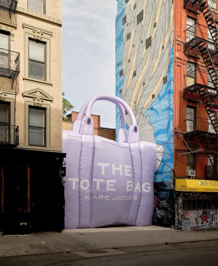 Marc Jacobs coloca instalación gigante de The Tote Bag en New York