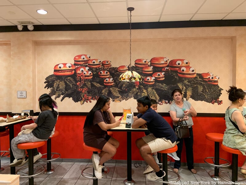 McDonald’s traslada uno de sus restaurantes a la década de los 80’s 2 McDonald’s traslada uno de sus restaurantes a la década de los 80’s