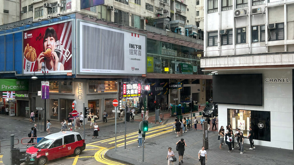 Vallas publicitarias de KFC están logrando que las personas sacudan sus cabezas