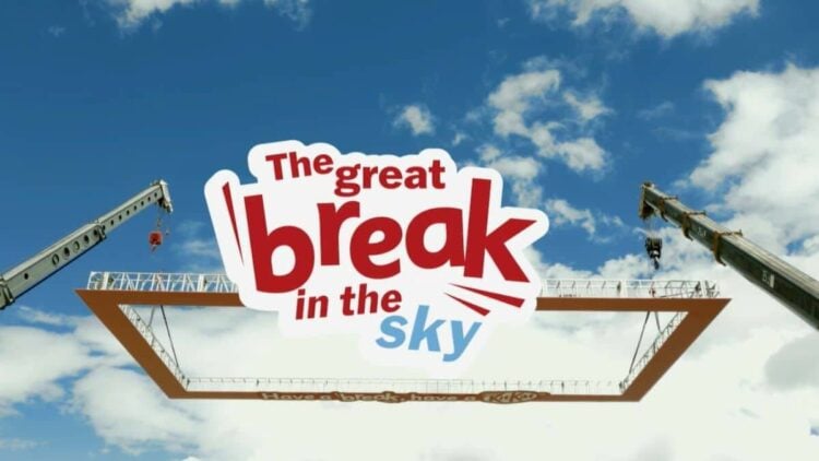 El cielo es el lienzo en esta valla publicitaria de KitKat