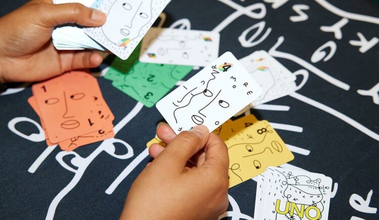 UNO colabora con artista internacional para lanzar una edición limitada de sus cartas