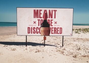 Valla publicitaria esconde botella de vino como parte de esta creativa campaña