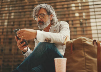 81% de adultos mayores se mantienen actualizado a través de internet