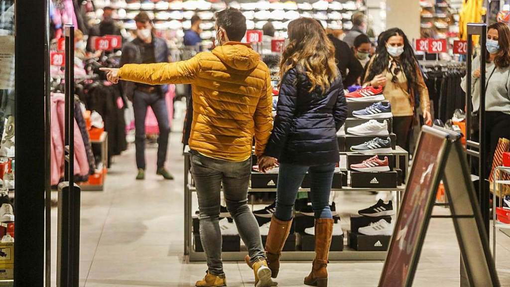 ¿Cuál es la actitud de los consumidores peruanos frente a la situación económica?