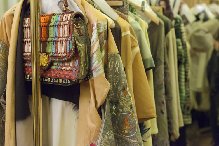 Peruanos gastan poco más del 5% de sus sueldos en artículos de moda