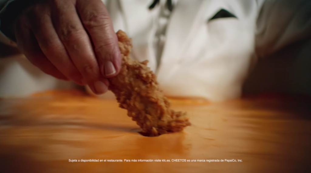 Coronel Sanders anuncia colaboración de KFC y Cheetos sumergido en salsa 2 Cheetos KFC