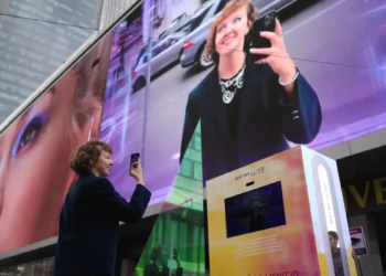 Maybelline promociona su nueva máscara de pestañas con espejo gigante de realidad aumentada