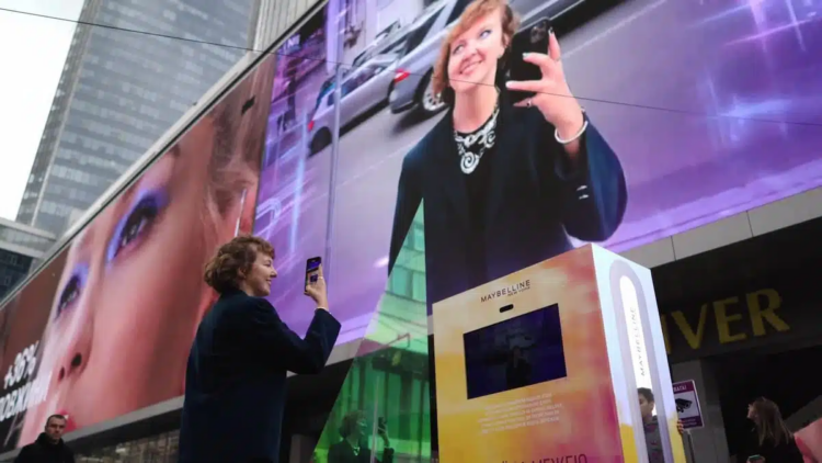 Maybelline promociona su nueva máscara de pestañas con espejo gigante de realidad aumentada 1 Maybelline promociona su nueva máscara de pestañas con espejo gigante de realidad aumentada