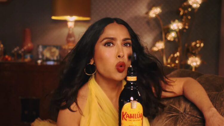 Salma Hayek protagoniza “telenovela mexicana” en el anuncio de esta marca de licor 1 Salma Hayek protagoniza “telenovela mexicana” en el anuncio de esta marca de licor