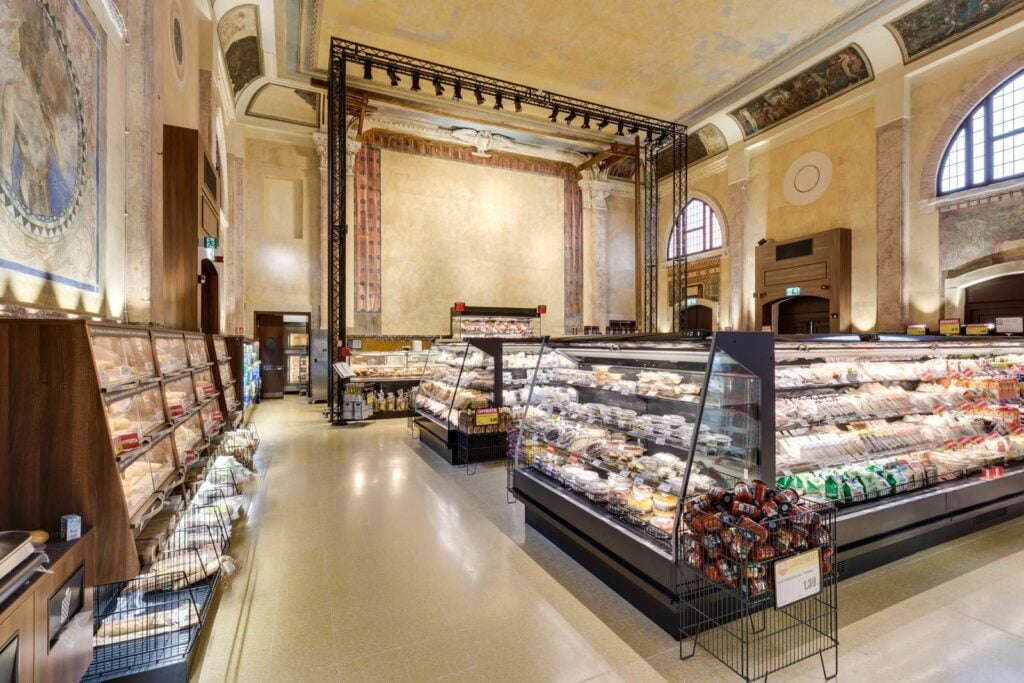 ¿Hacer compras en un antiguo teatro? Un supermercado italiano da la experiencia 2 supermercado teatro