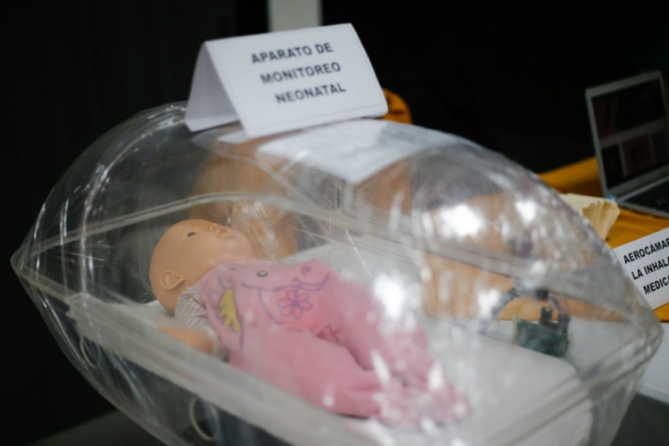 Peruanas son premiadas en Corea por crear cuna para bebés que se controla desde el celular